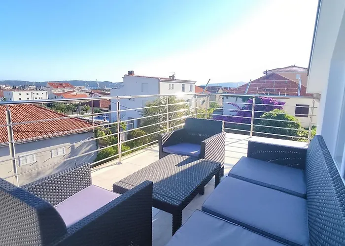 Sunny Attic With Balcony & Modern With Outdoor Area, No Balcony *