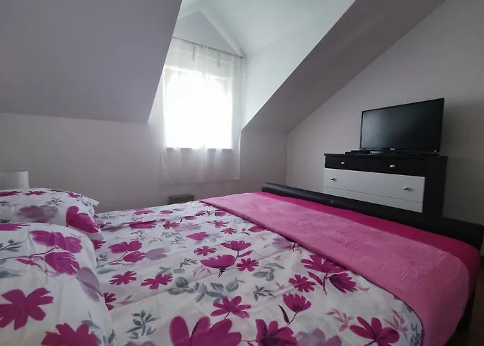 Sunny Attic With Balcony & Modern With Outdoor Area, No Balcony Appartement