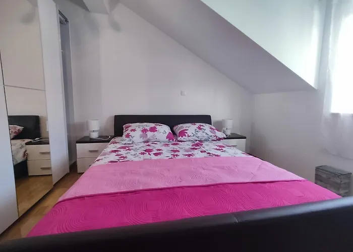 Sunny Attic With Balcony & Modern With Outdoor Area, No Balcony Appartement *