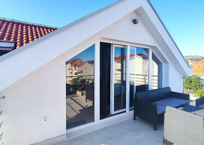 Sunny Attic With Balcony & Modern With Outdoor Area, No Balcony Appartement Trogir