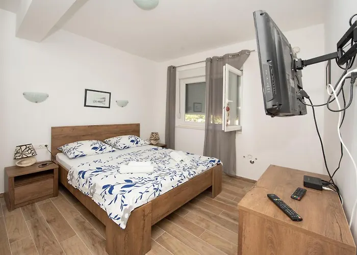 Sunny Attic With Balcony & Modern With Outdoor Area, No Balcony Appartement *