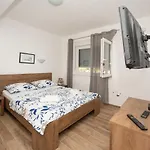 Sunny Attic With Balcony & Modern With Outdoor Area, No Balcony شقة *
