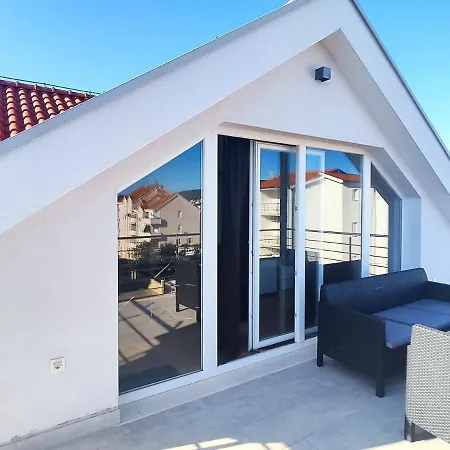 Sunny Attic With Balcony & Modern With Outdoor Area, No Balcony Appartement Trogir