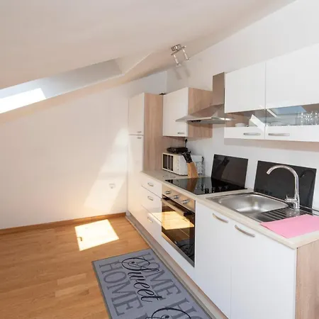 Διαμέρισμα Sunny Attic With Balcony & Modern With Outdoor Area, No Balcony