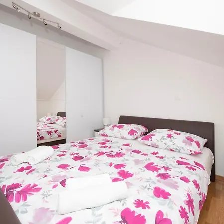 Sunny Attic With Balcony & Modern With Outdoor Area, No Balcony Τρογκίρ