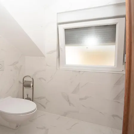 דירה Sunny Attic With Balcony & Modern With Outdoor Area, No Balcony *