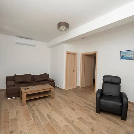 Sunny Attic With Balcony & Modern With Outdoor Area, No Balcony דירה טרוגיר