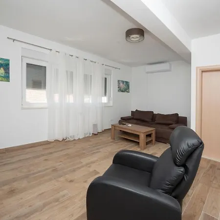 Διαμέρισμα Sunny Attic With Balcony & Modern With Outdoor Area, No Balcony *