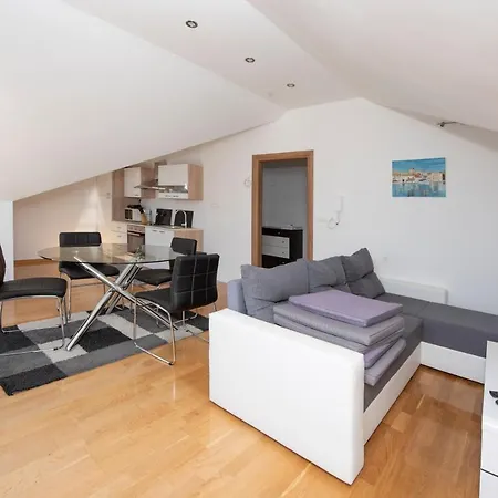 Διαμέρισμα Sunny Attic With Balcony & Modern With Outdoor Area, No Balcony Τρογκίρ