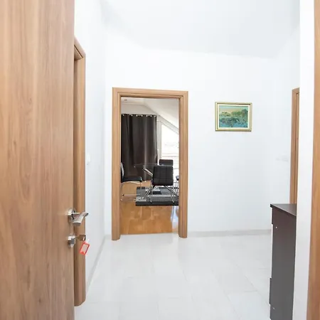 Διαμέρισμα Sunny Attic With Balcony & Modern With Outdoor Area, No Balcony