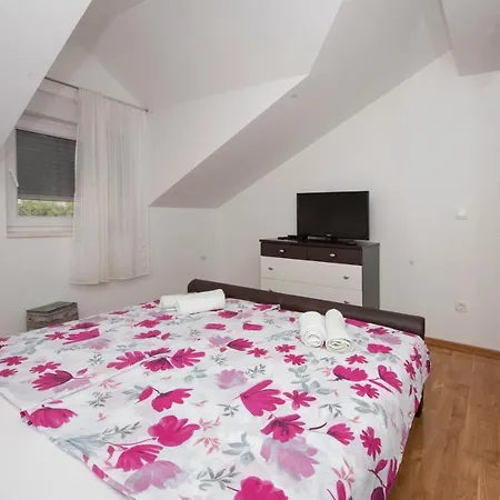 Διαμέρισμα Sunny Attic With Balcony & Modern With Outdoor Area, No Balcony *