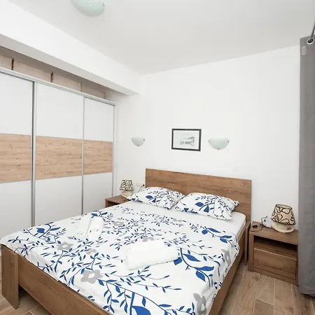 Sunny Attic With Balcony & Modern With Outdoor Area, No Balcony * טרוגיר