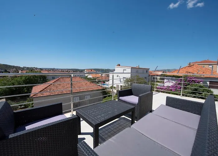 Apartment Sunny Attic With Balcony & Modern With Outdoor Area, No Balcony *