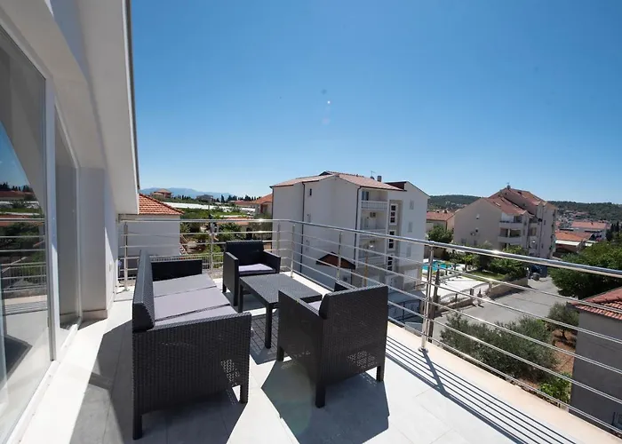 Apartment Sunny Attic With Balcony & Modern With Outdoor Area, No Balcony *