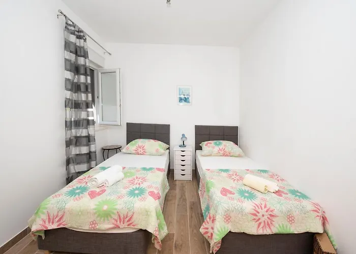 Apartment Sunny Attic With Balcony & Modern With Outdoor Area, No Balcony *