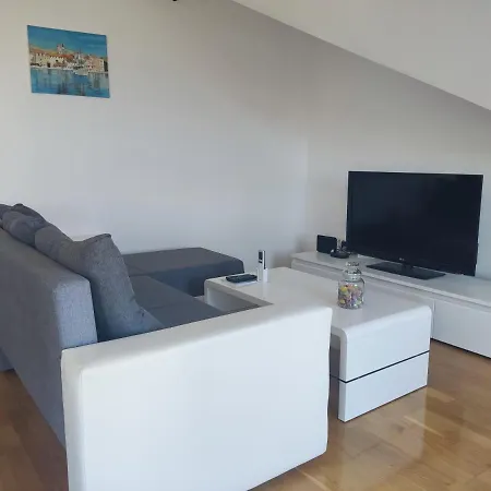 Sunny Attic With Balcony & Modern With Outdoor Area, No Balcony Lägenhet