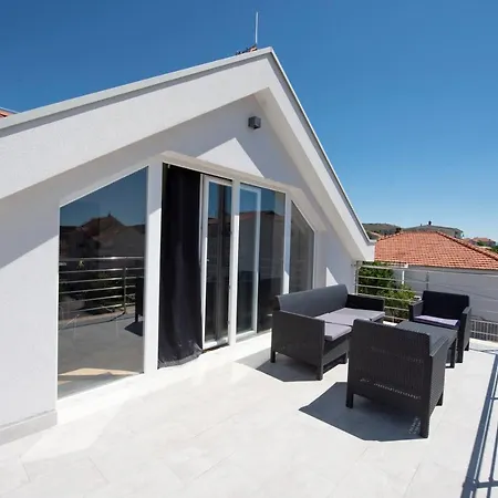 Sunny Attic With Balcony & Modern With Outdoor Area, No Balcony Lägenhet *