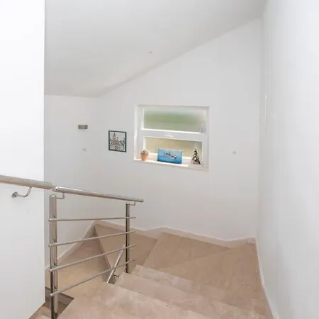 Lägenhet Sunny Attic With Balcony & Modern With Outdoor Area, No Balcony