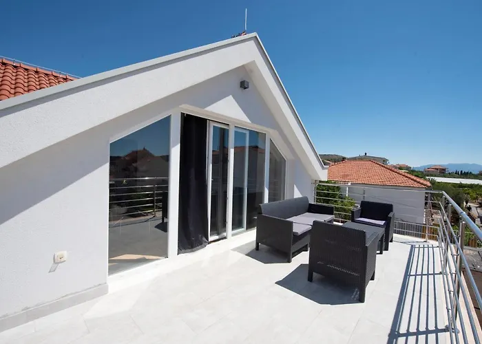 Sunny Attic With Balcony & Modern With Outdoor Area, No Balcony Apartament *