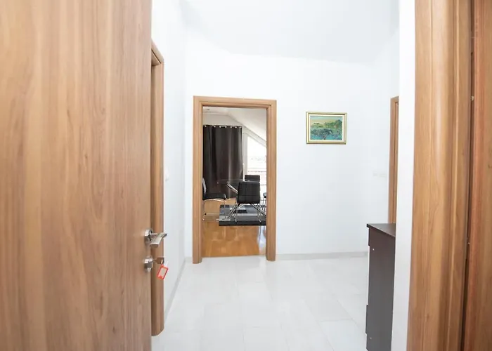 Apartament Sunny Attic With Balcony & Modern With Outdoor Area, No Balcony
